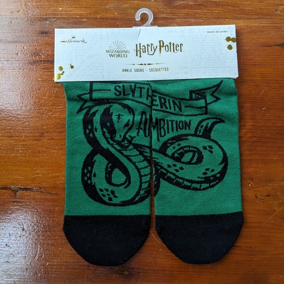 Harry Potter Slytherin set - Officially Licensed - includes socks, hat, & shirt - Picture 5 of 9